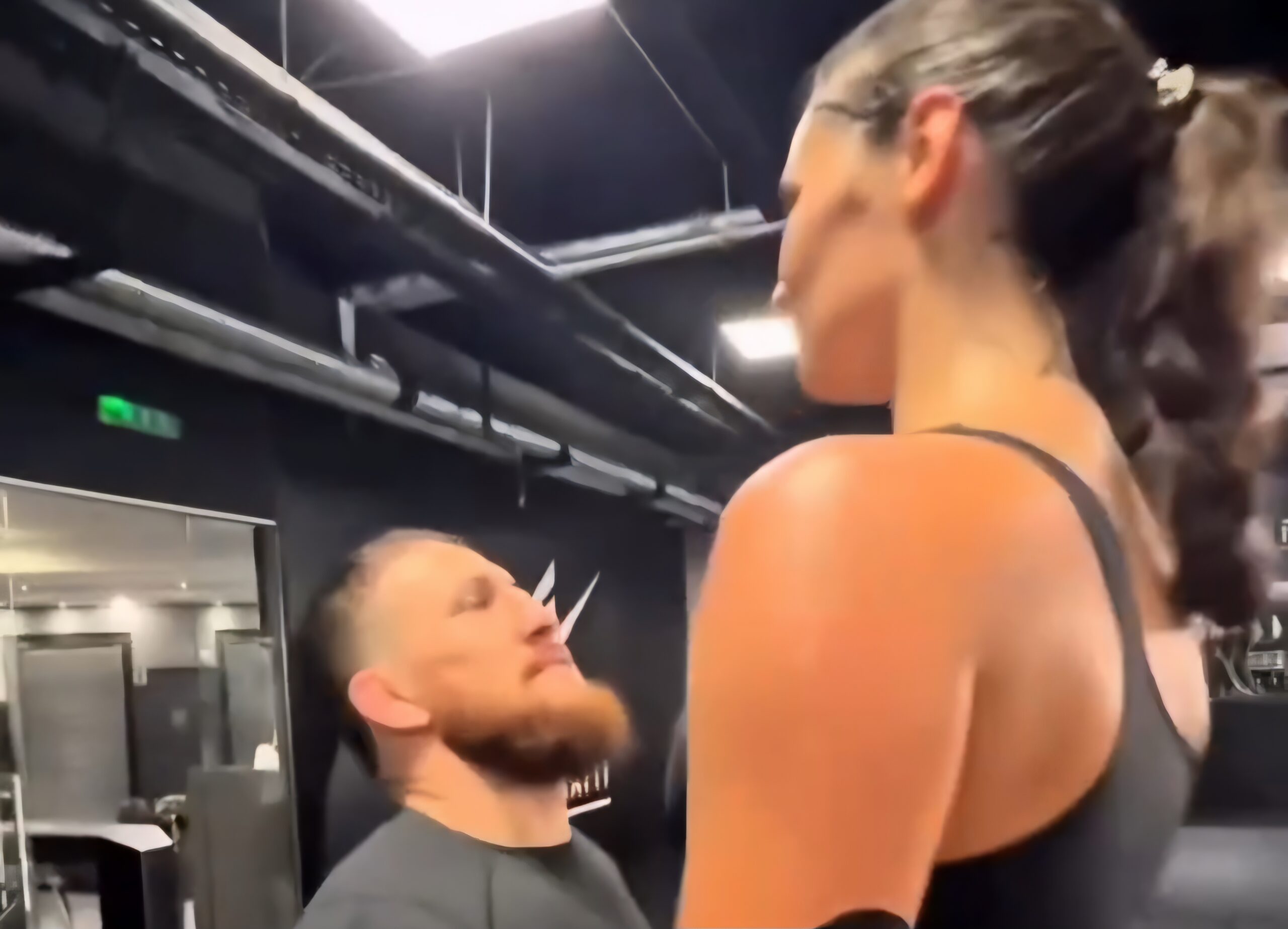 Девушка за пару секунд "унизила" чемпиона UFC