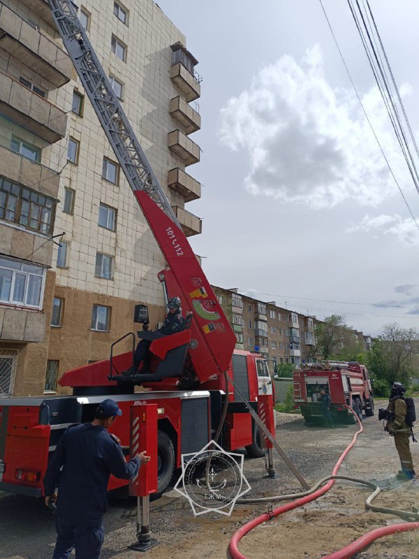 Пожар в многоэтажке Караганды остановили спасатели МЧС