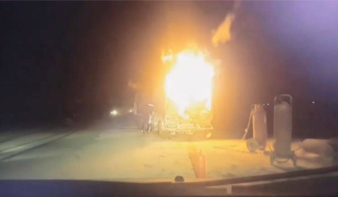 В Карагандинской области полицейские отбуксировали горящую машину