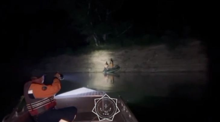 Двух человек спасли на реке Иртыш