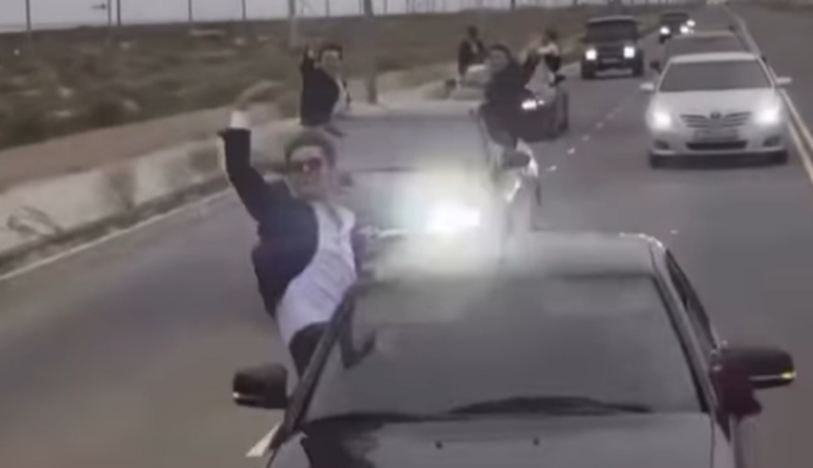 В Актау группа молодых людей устроила опасную гонку на проезжей части