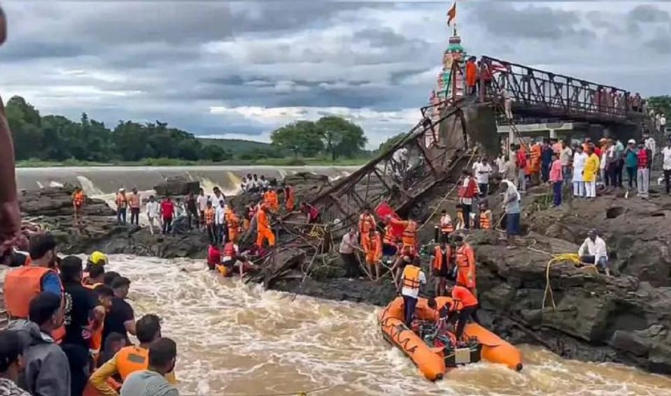 В Индии рухнул мост с туристами, есть погибшие