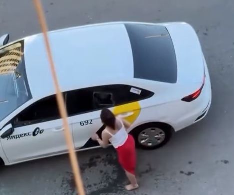 В Шымкенте женщина повредила автомобиль таксиста, разбив его кирпичом, а затем напала на водителя