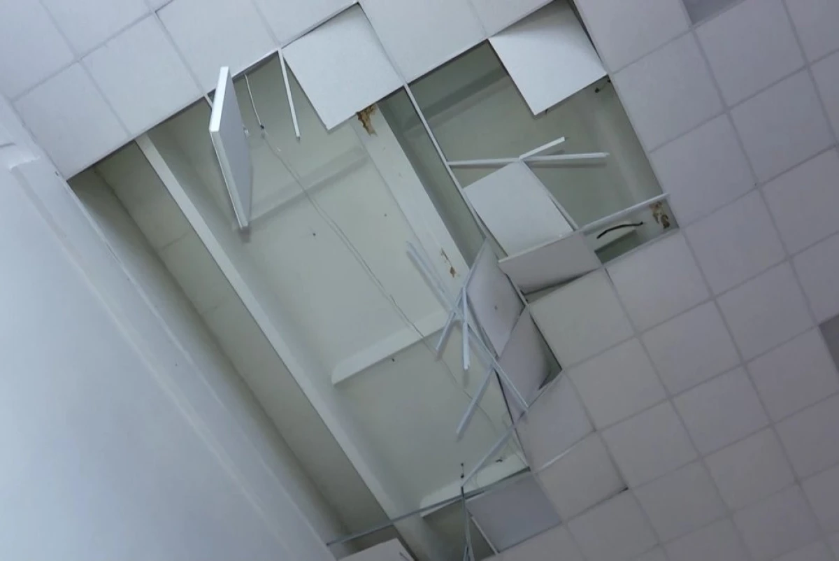 Во время вручения аттестатов потолок обрушился в школе Петропавловска