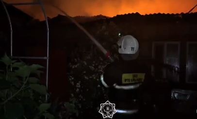 В Алматы горел дом барачного типа