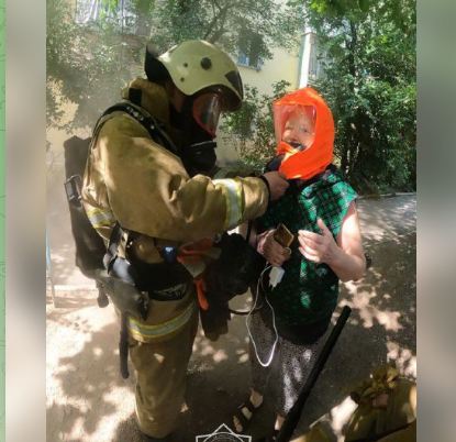 В Алматы огнеборцы при пожаре спасли пять человек