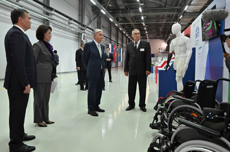 Глава государства осмотрел выставку столичных предприятий, выпускающих изделия медицинского назначения