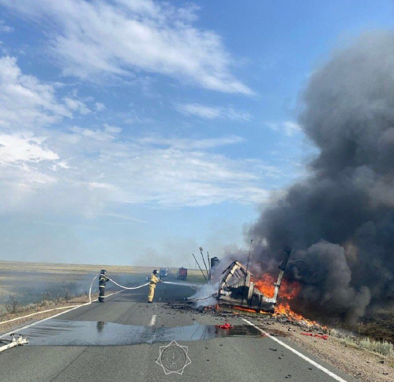 В Актюбинской области на автодороге загорелся прицеп грузового автомобиля