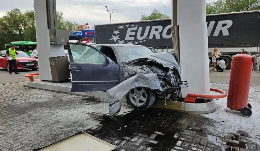 Автомобиль врезался в АЗС в Алматы