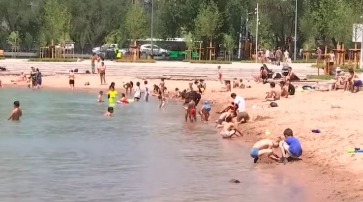 В Алматы отдыхающих на озере Сайран начали штрафовать