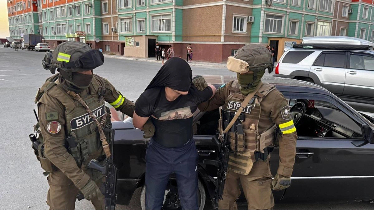 Двое мужчин избили и шантажировали жителя Актау