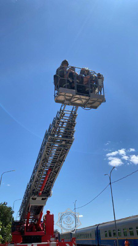 В Туркестане спасатели предотвратили попытку суицида на мосту