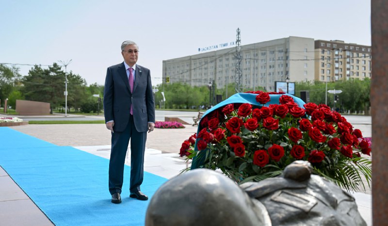 Касым-Жомарт Токаев возложил цветы к Мемориальному комплексу Героя Советского Союза Алии Молдагуловой