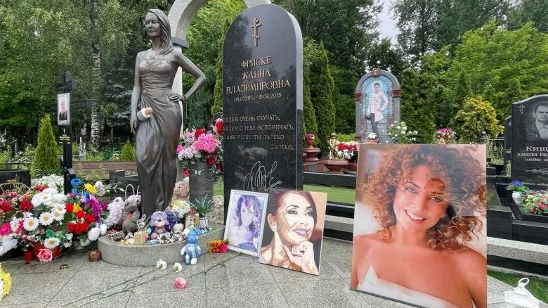 Могилу певицы Жанны Фриске разграбили вандалы