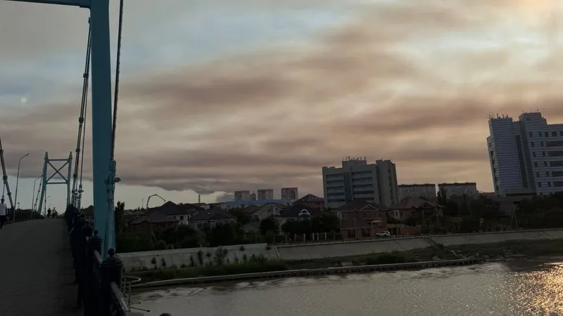 Жители Атырау требуют объявить режим ЧС