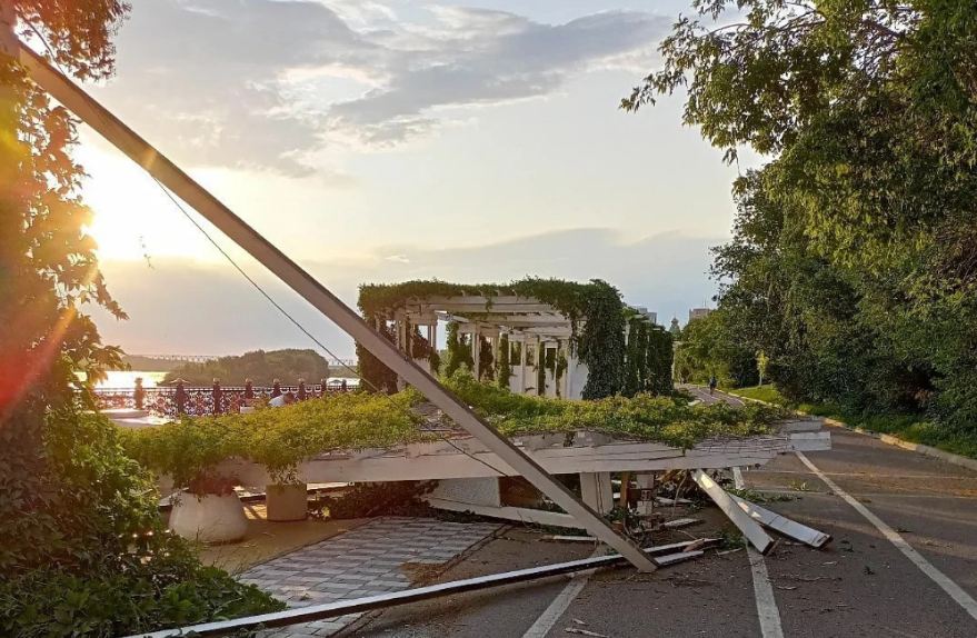 В Аксу после урагана восстановили электричество