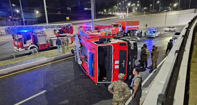 В Алматы пожарная машина попала в ДТП