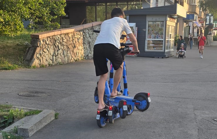 «У нее оторвало палец» - казахстанцы вынуждены сами разбираться с самокатчиками