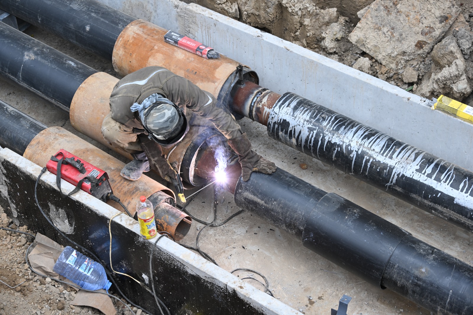 В Алматы на улице Казыбаева прорвало теплотрассу