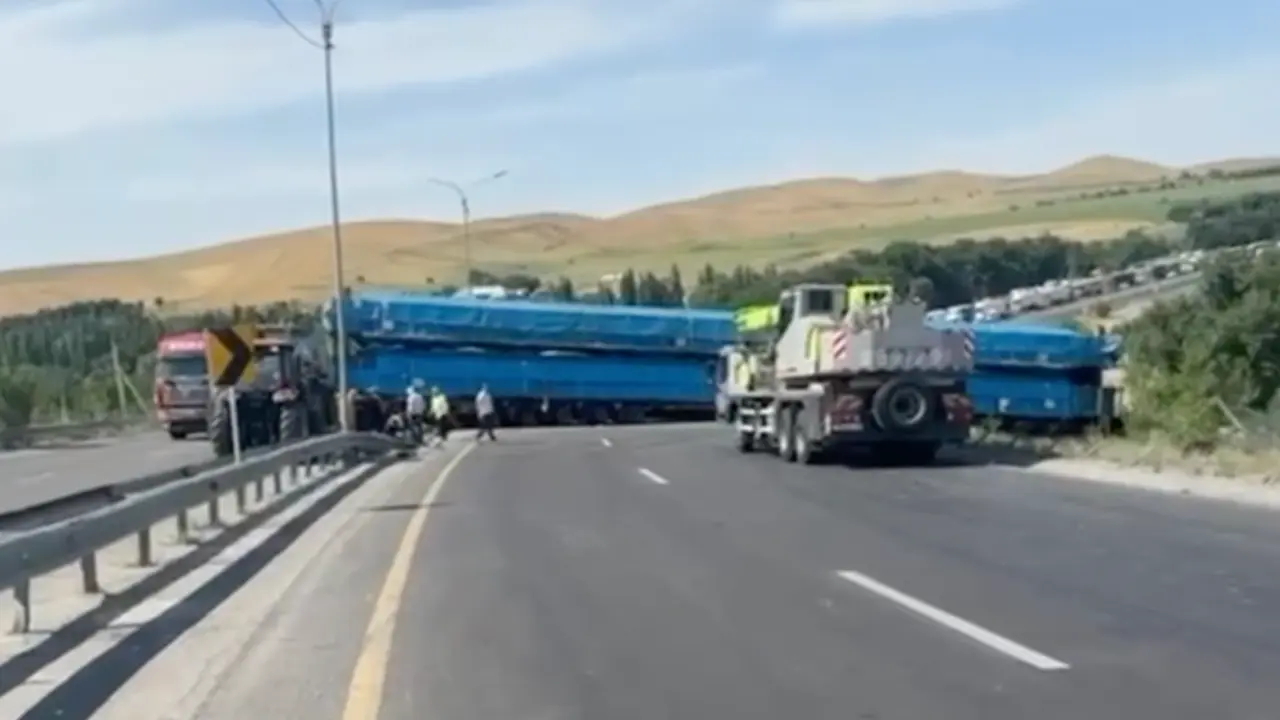 Грузовик с отказавшими тормозами заблокировал дорогу в результате ДТП