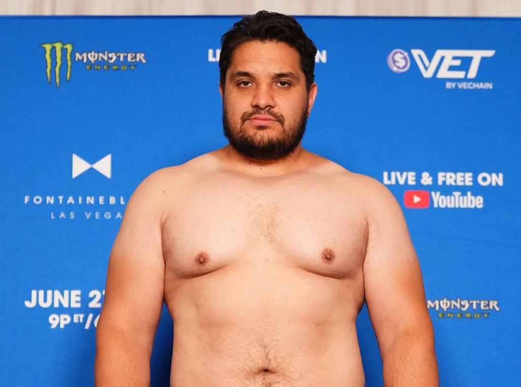 Казахстанец с одного удара нокаутировал соперника. Это не помогло победить