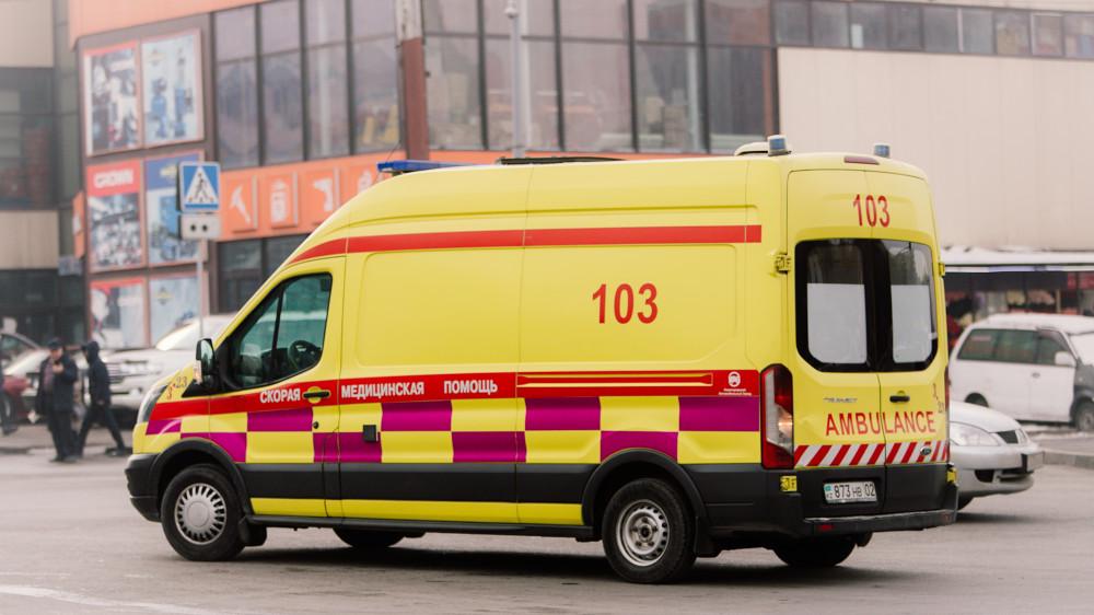 В Алматы трехлетний ребенок выпал с балкона многоэтажки и погиб