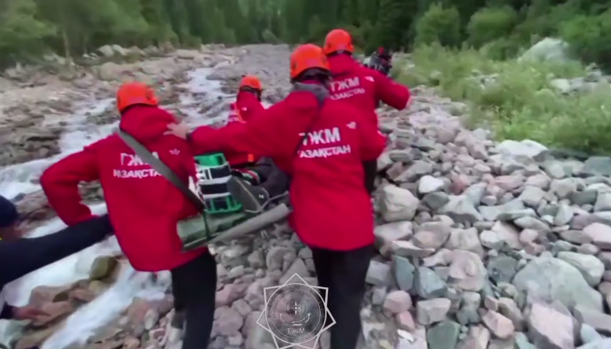 Спасатели спустили с гор мужчину, повредившего ногу