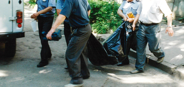 Пытался выкинуть тело с балкона: трагедией закончилась попойка в Актау