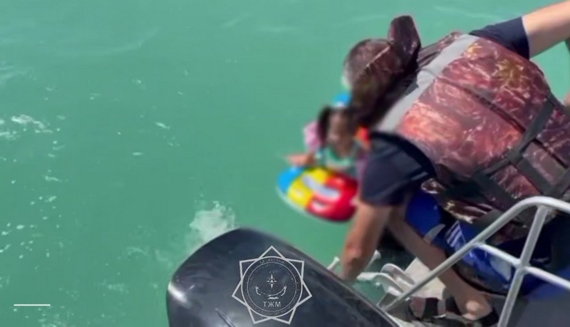 Четырёхлетнего ребёнка и его родителей спасли сотрудники МЧС на озере Балхаш