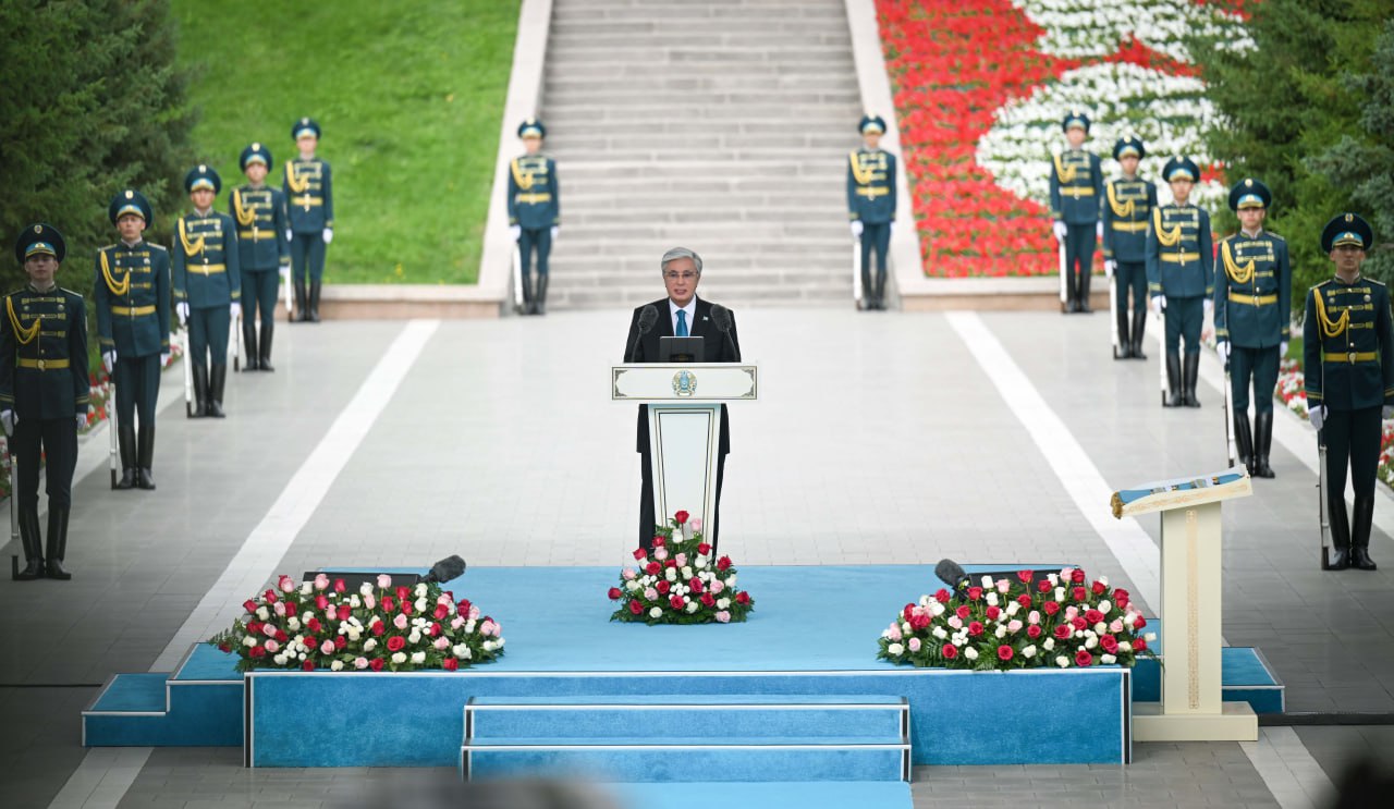 Президент принял участие в церемонии поднятия Государственного флага