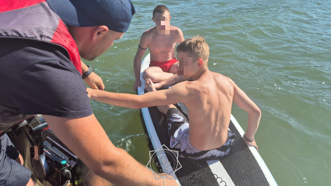 На Бухтарминском водохранилище спасены двое несовершеннолетних