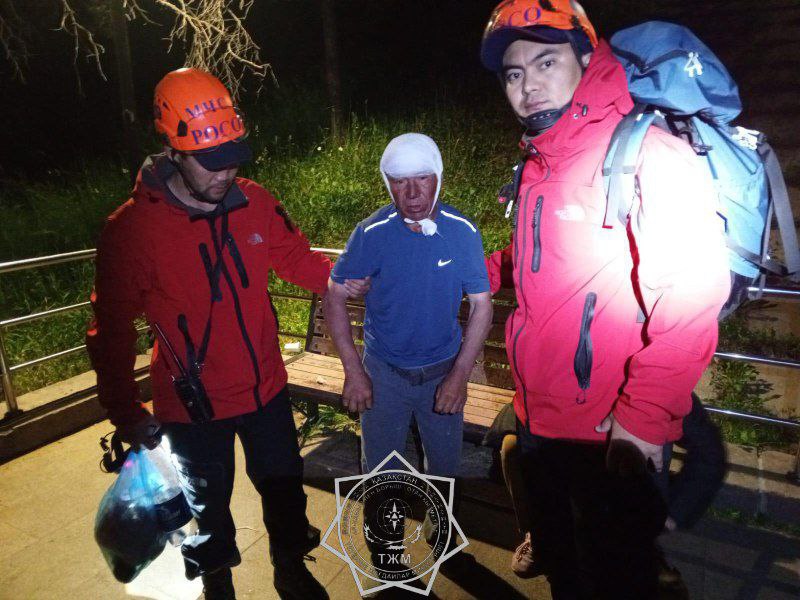 Сотрудники МЧС оказали помощь пострадавшему на лестнице в Алматы