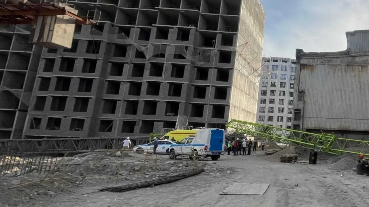 В Алматы на стройке рухнул башенный кран — погиб один человек