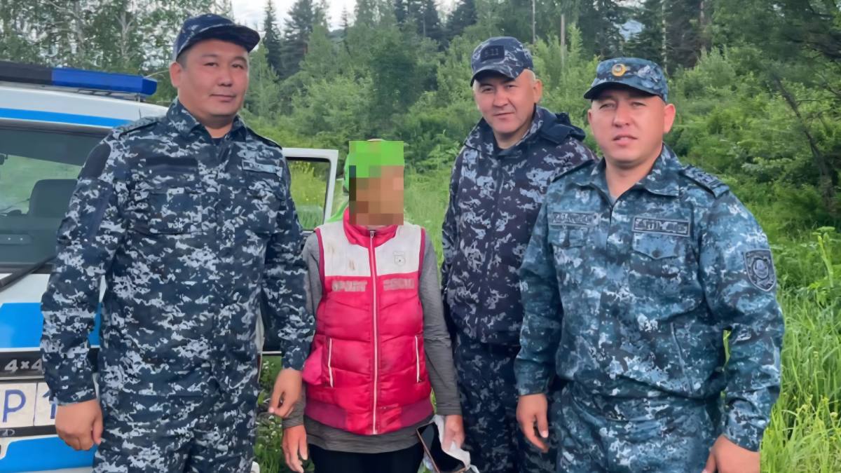 В ВКО полицейские нашли заблудившуюся в лесу женщину