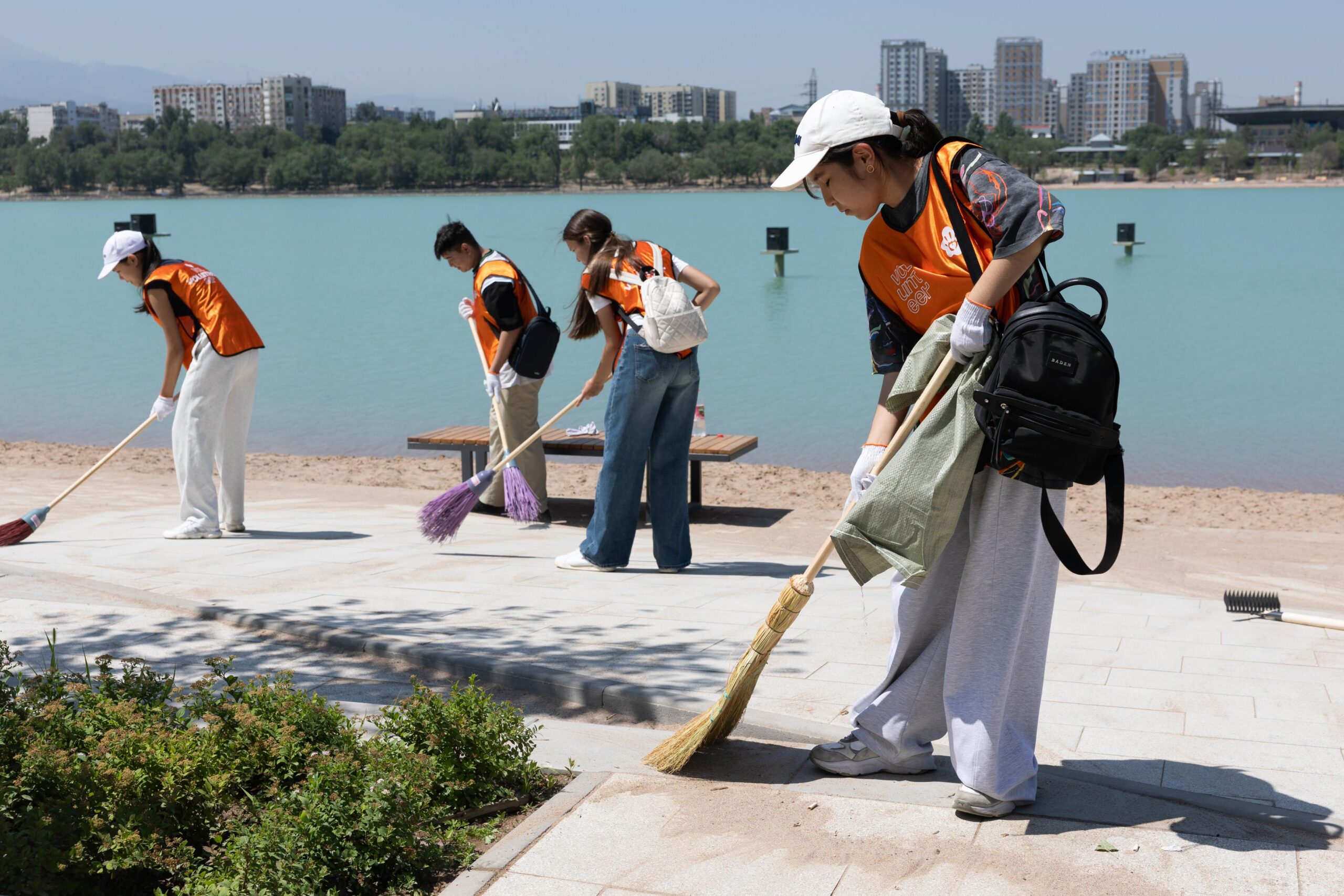 Алматинцы провели грандиозный субботник вокруг Сайрана
