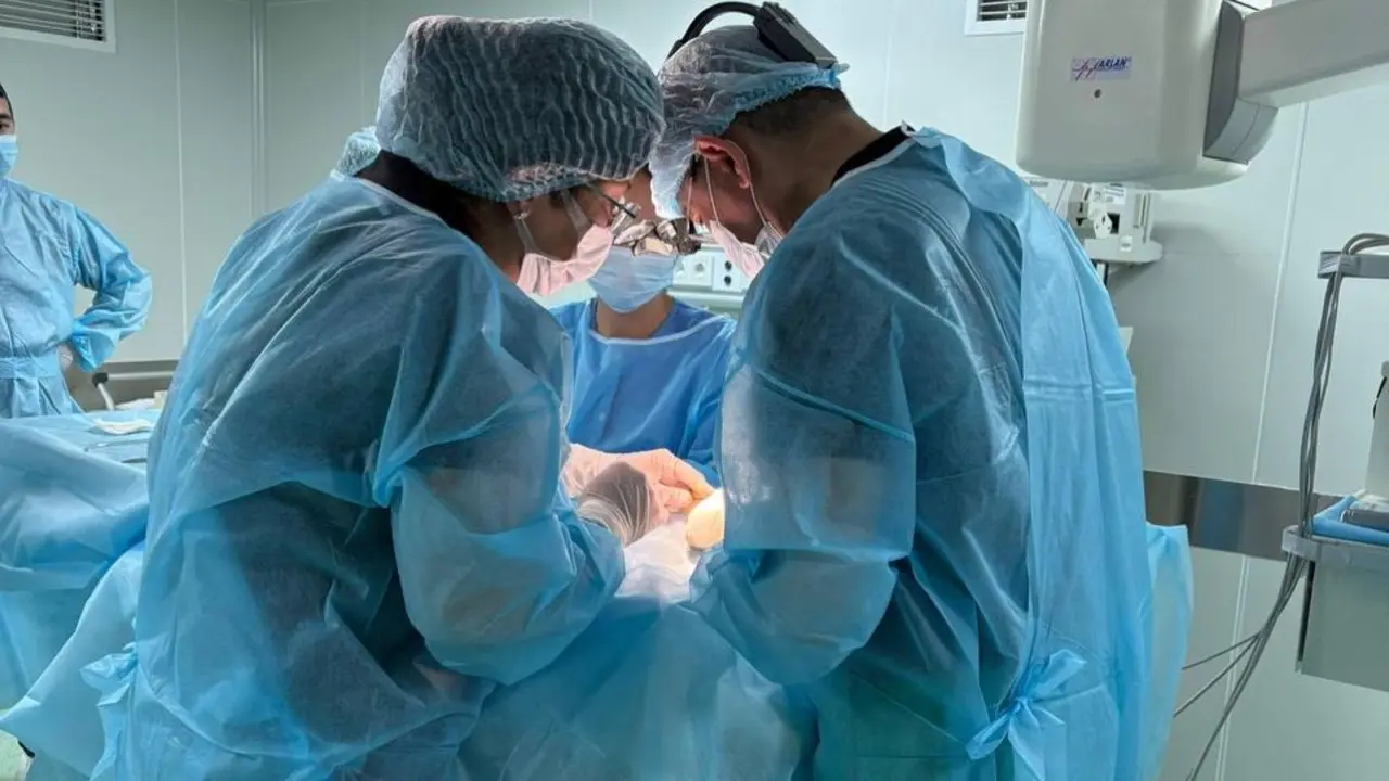 Хирурги в Алматы установили кардиостимулятор новорождённому весом полтора килограмма