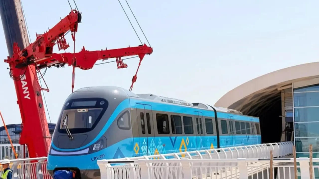 На станцию в Астане подняли первые два вагона LRT