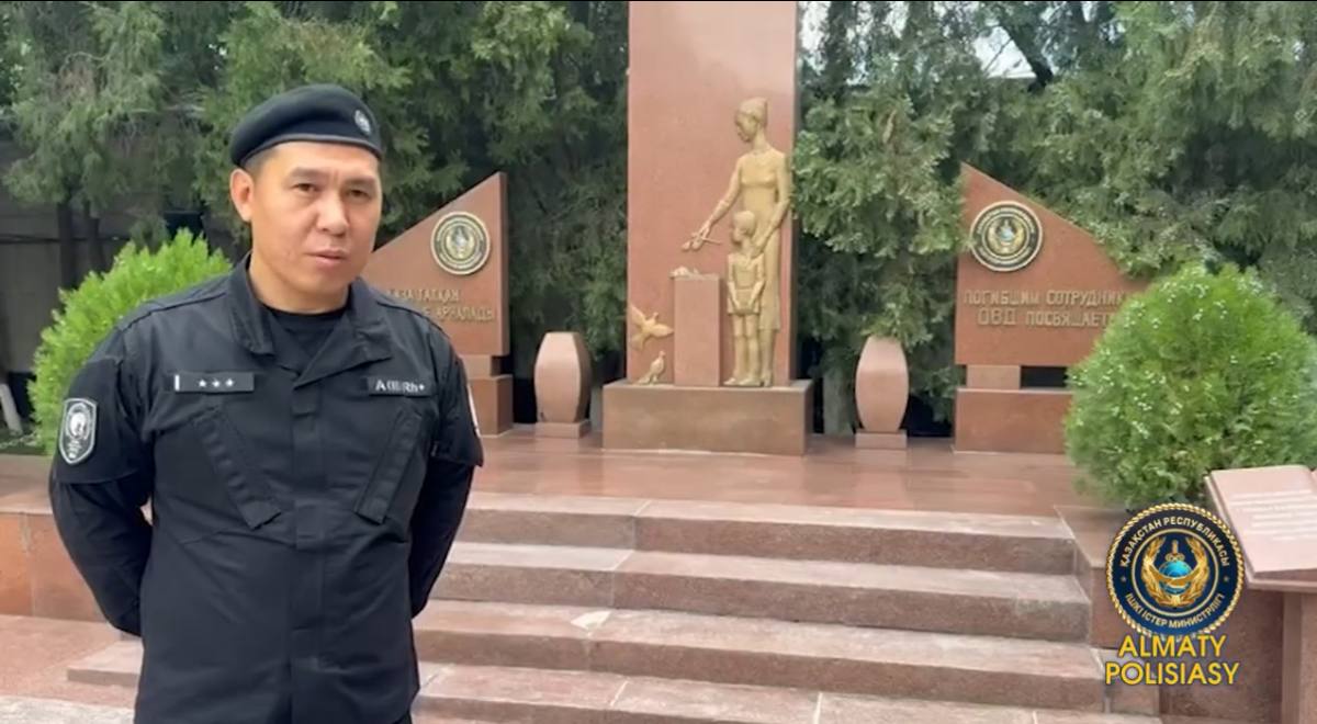 В Алматы полицейский потушил пожар в одном из магазинов