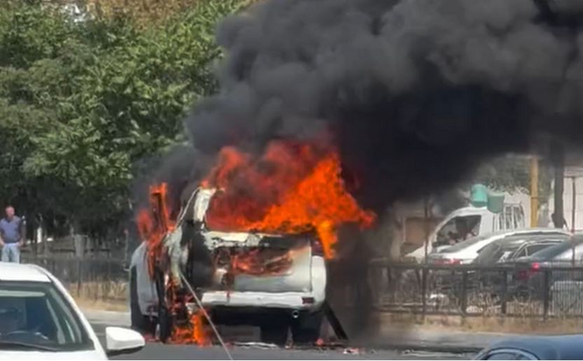 В Актау сгорел внедорожник
