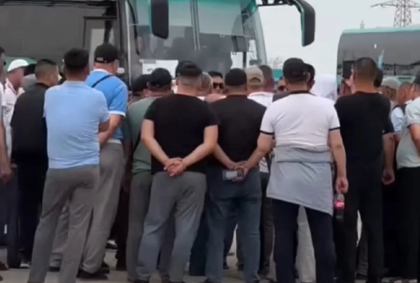 В Актау водители городских и межрайонных маршрутов отказались выходить на рейс, выразив протест