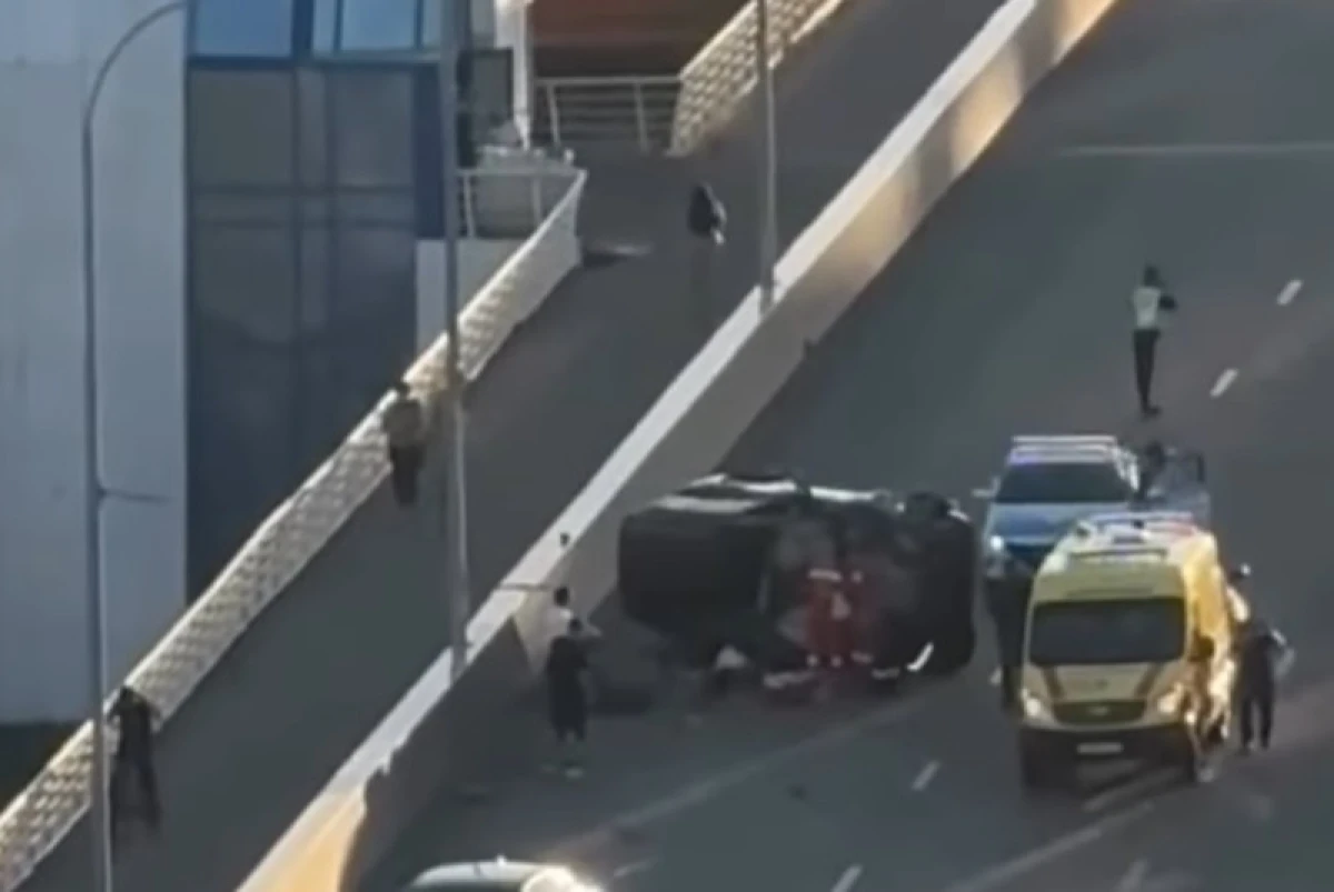 На мосту в Астане Land Cruiser перевернулся и врезался в две машины