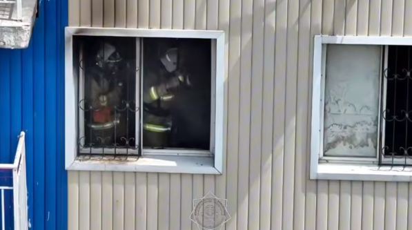 В Шымкенте сотрудники МЧС при пожаре спасли и эвакуировали более 40 человек