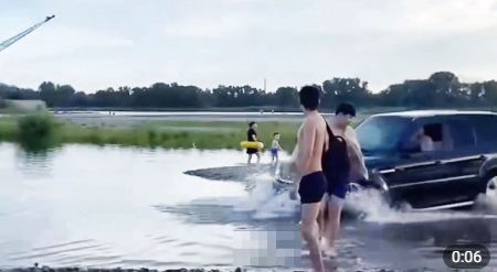 В Семее водителя внедорожника привлекли к ответственности за езду по акватории пляжа