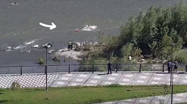 Женщина с ребенком едва не утонули в реке Ульба в Усть-Каменогорске