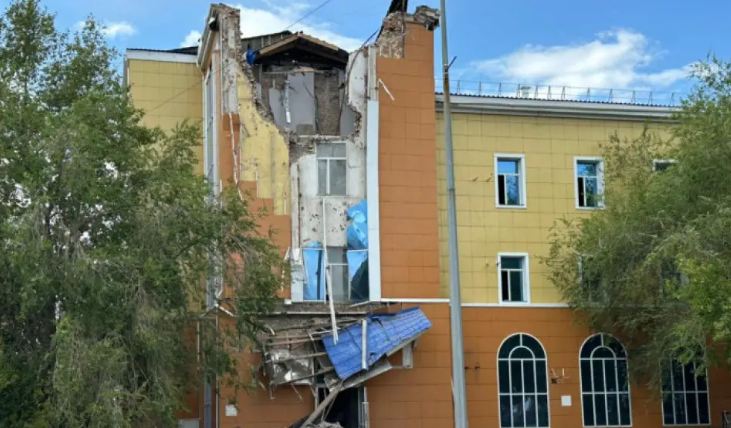 В центре Караганды произошло обрушение здания, эвакуированы 15 человек
