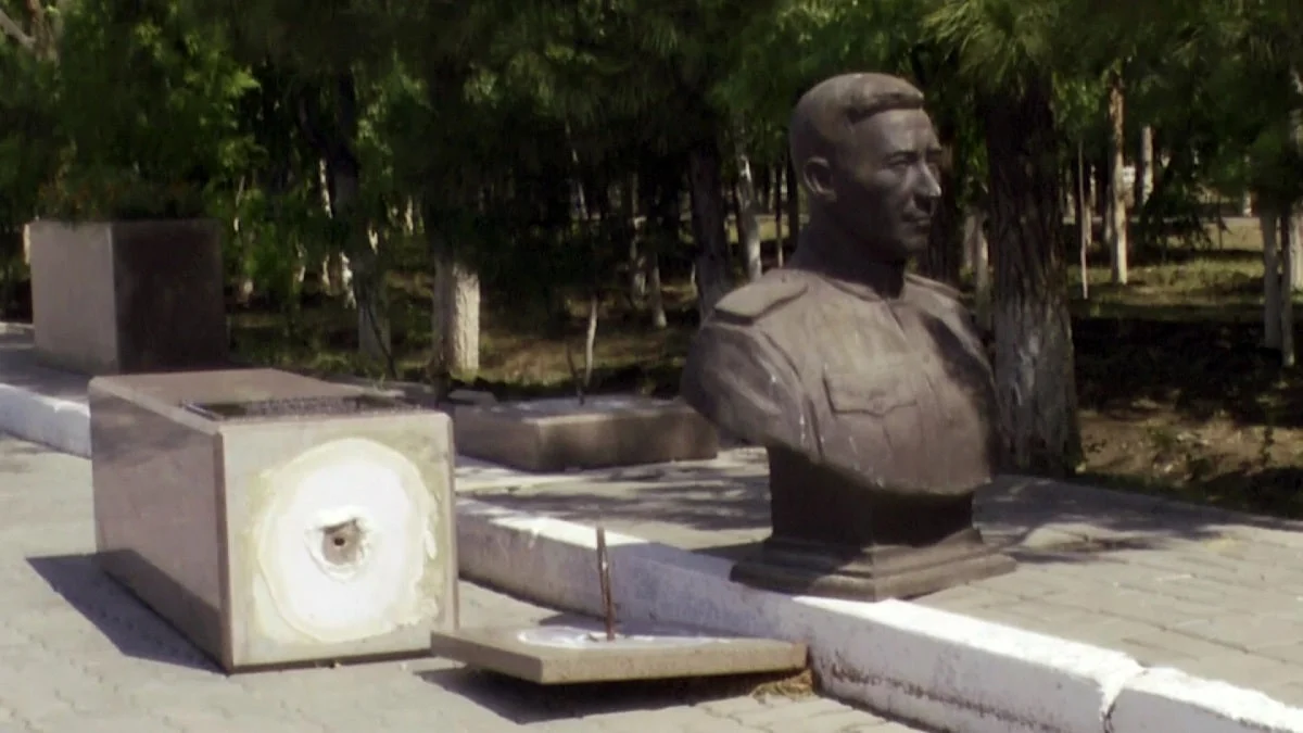 Скульптура упала на детей: подрядчика из Атырау осудили после трагедии в Парке Победы