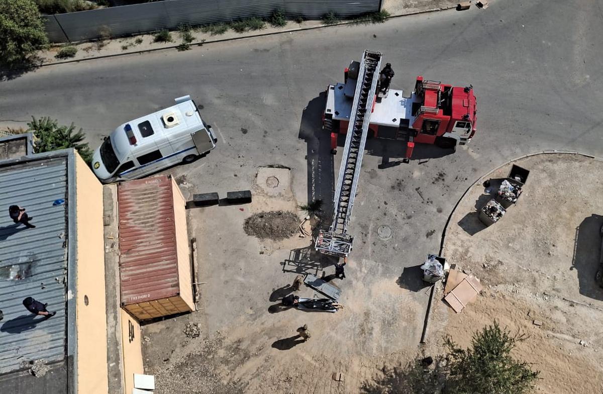 Голый парень спрыгнул с крыши на глазах у спасателей в Актау