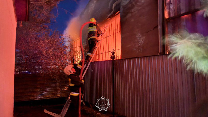 На окраине Талдыкоргана произошло возгорание склада хозяйственных товаров