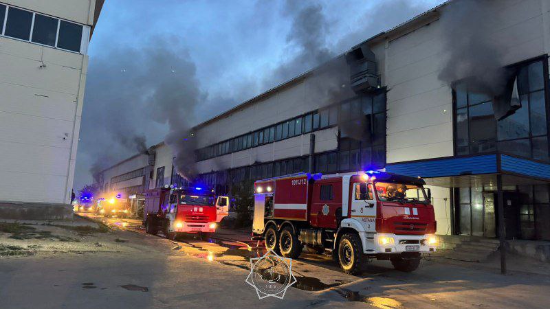 В Астане в одном из трехэтажных зданий в районе Байконыр по шоссе Алаш произошел крупный пожар