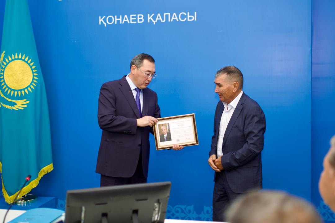Токаев наградил двух казахстанцев